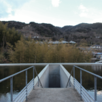 池の下にあるお寺「本福寺水御堂」