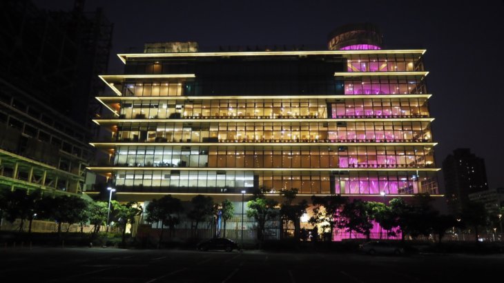 透過性のある現代的な図書館「高雄市立図書館総館(Kaohsiung Main Public Library)」