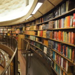 本のテクスチャ化と空間の高濃度化「ストックホルム市立図書館(Stockholms stadsbibliotek)」