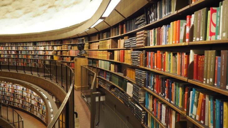 本のテクスチャ化と空間の高濃度化「ストックホルム市立図書館(Stockholms stadsbibliotek)」