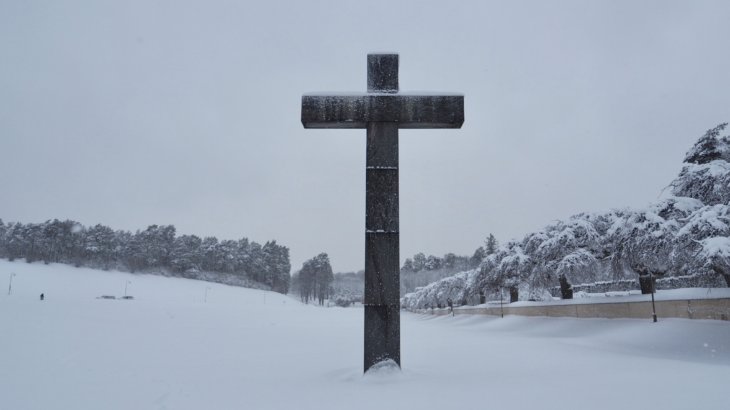 吹雪のストックホルムで体験する「森の墓地(Skogskyrkogarden)」