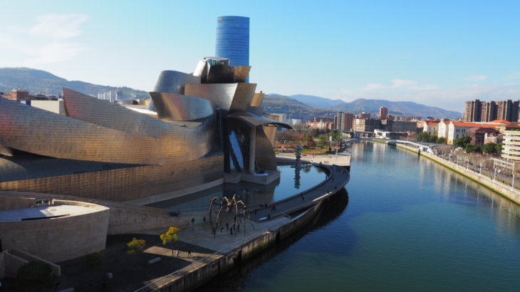 街の経済効果を生む拠点的建築「ビルバオ・グッゲンハイム美術館(Museo Guggenheim Bilbao)」
