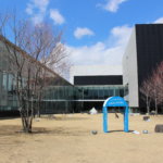 繋がる空間と反射する景色「茅野市民館」