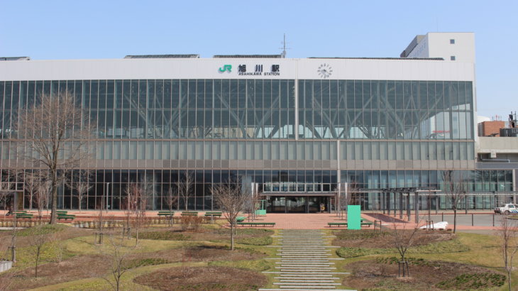 内外に広がるサードプレイス的な駅舎「旭川駅」